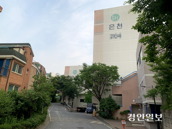 국민의힘 김문수 후보와 설난영 여사가 거주하는 서울 관악구 아파트 초입 전경. 2025.5.31 /김우성기자 wskim@kyeongin.com