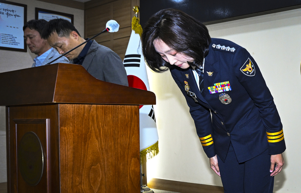 강은미 화성동탄경찰서장을 비롯한 경찰 관계자들이 28일 오후 수원시 경기남부경찰청에서 지난 5월 12일 발생한 ‘동탄 납치살해’ 사건에 대해 공식 사과하며 피해자 및 유가족에게 고개를 숙이고 있다. 2025.5.28 /이지훈기자 jhlee@kyeongin.com