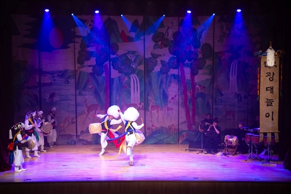 토리를 찾아서, 얼씨구! 공연 모습 /수원문화재단 제공.