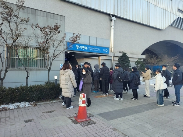경강선에 대한 수요가 몰리고 있는 가운데 사진은 지난 2023년 철도노조 파업 장기화로 출근시 열차 운행이 단축되자 밖에까지 길게 늘어섰던 모습. 열차 량수도 작은데다 운행편수도 줄어들자 더 혼잡도가 심했던 상황이다. /광주시 제공