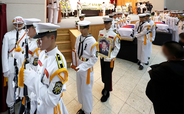1일 경북 포항시 해군 항공사령부 강당에서 엄수된 ‘해군 P-3CK 917호기 순직자 영결식’에서 순직 해군 영현 운구가 진행되고 있다. 2025.6.1 /연합뉴스