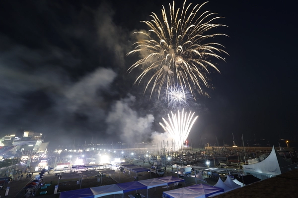 화성 뱃놀이 축제에서 불꽃놀이가 펼쳐져 전곡항 밤하늘을 화려하게 수놓고 있다. 2025.5.30 /화성시 제공