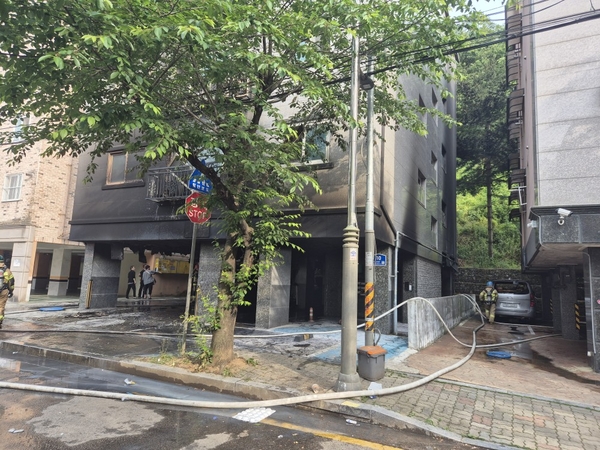 1일 오후 4시41분께 안산시 단원구 소재 다세대주택에서 화재가 발생했다. /경기도소방재난본부 제공
