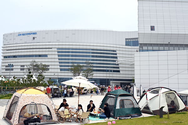 제28회 바다그리기대회가 열린 지난 달 31일 인천시 중구 국립인천 해양박물관앞 광장이 가족단위 참가자들이 설치한 텐트로 가득차 있다. 2025.5.31 /김용국기자 yong@kyeongin.com