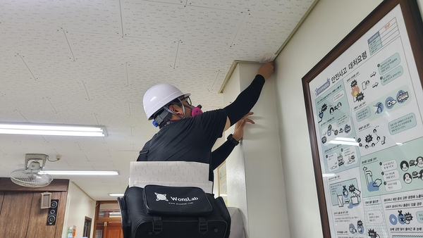 경기도교육청이 학교 석면 유지관리 용역사업을 실시하는 가운데 한 관계자가 학교 석면 상태를 점검하고 있다. /경기도교육청 제공