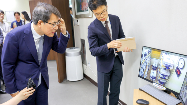 노태악 중앙선관위원장이 1일 수원시 영통구 경기도선거관리위원회에 방문해 사전우편투표함 보관상황을 점검하고 있다. 2025.6.1 /공동취재