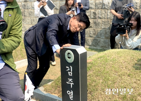 국민의힘 김문수 대선 후보가 창원 국립 3·15민주묘지에서 김주열 열사의 비석을 어루만지고 있다. 2025.5.28 창원/김우성기자 wskim@kyeongin.com