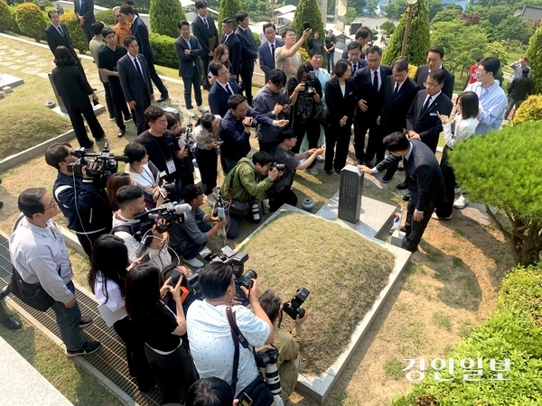 국민의힘 김문수 대선 후보가 창원 국립 315민주묘지를 찾아 희생자 묘역을 둘러보고 있다. 2025.5.28 창원/김우성기자 wskim@kyeongin.com