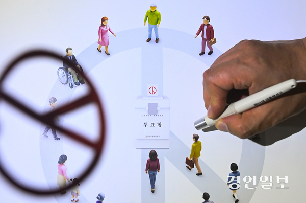 3일 국민들과 함께 대한민국의 새로운 역사를 써내려 갈 제21대 대통령이 선출된다. 투표용지에 새긴 도장의 크기는 작지만 그 영향력은 이루 말할 수 없이 원대하다. 유권자들의 선택이 대한민국의 위기를 극복하고 사회를 통합해 나갈 밝은 미래의 일꾼을 뽑는 일임을 명심하고 소중한 한 표를 행사해 민주주의를 꽃피우자. 2025.6.2 /이지훈기자 jhlee@kyeongin.com