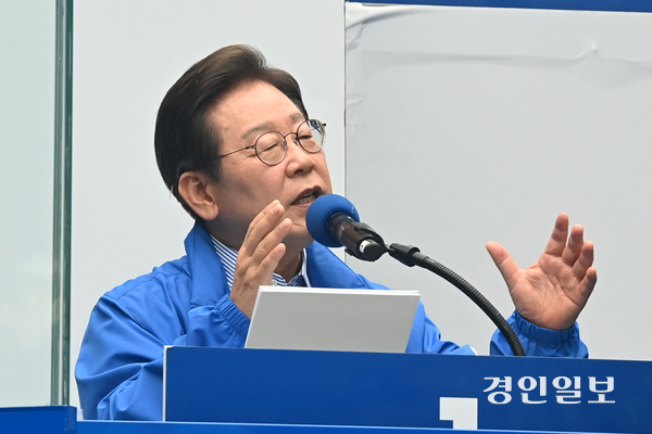 이재명 더불어민주당 대통령 후보가 2일 오후 성남시 분당구 야탑역 광장에서 열린 유세에서 지지를 호소하고 있다. 2025.6.2 /최은성기자 ces7198@kyeongin.com