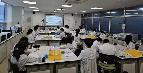 경기도교육청미래과학교육원에서 실시하는 공유학교에서 학생들이 바이오기초기술 수업을 듣고 있다. /경기도교육청미래과학교육원 제공