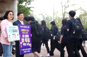 박승원 광명시장, 운산고 앞에서 투표 독려 캠페인