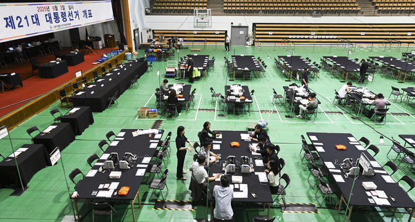 제21대 대통령선거를 하루 앞둔 2일 오후 수원시 영통구 아주대학교 체육관에서 영통구선거관리위원회 관계자들이 개표소 설비 등을 점검하고 있다. 2025.6.2 /이지훈기자 jhlee@kyeongin.com