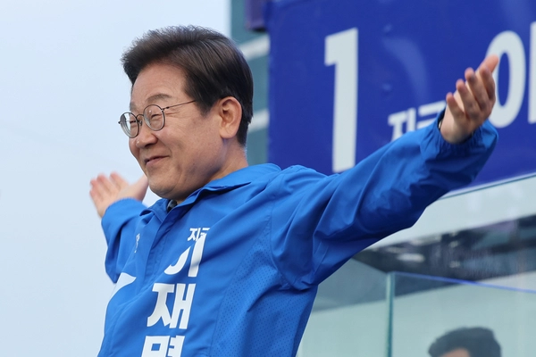 더불어민주당 이재명 대선 후보가 선거를 이틀 앞둔 1일 부산광역시 부산역광장에서 유세장을 가득 메운 시민들을 향해 인사하고 있다. 2025.6.1 /연합뉴스