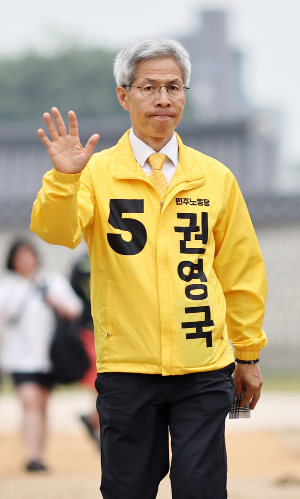 21대 대통령선거를 하루 앞둔 2일 민주노동당 권영국 대선후보가 서울 경복궁 인근에서 유세를 위해 이동하고 있다. 2025.6.2 /연합뉴스