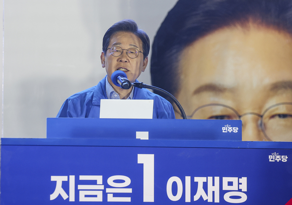 더불어민주당 이재명 대선 후보가 선거를 하루 앞둔 2일 서울 여의도공원 마지막 유세에서 지지를 호소하는 연설을 하고 있다. 2025.6.2 /연합뉴스