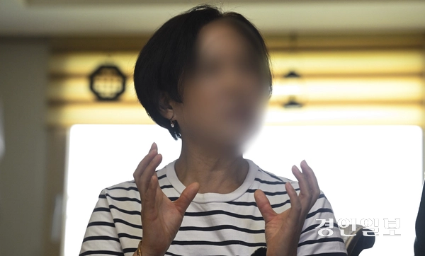 지난 5월 12일 발생한 동탄 납치 살해 피해자의 어머니가 30일 경인일보와 인터뷰 하고 있다. 2025.5.30 /이지훈기자 jhlee@kyeongin.com