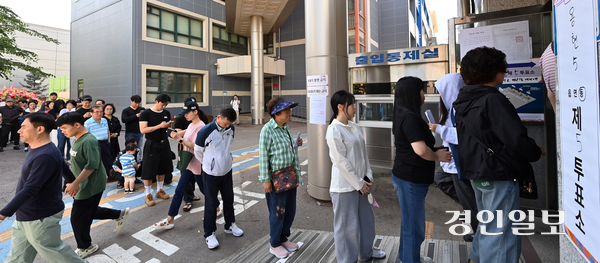 제21대 대통령선거일인 3일  인천시 미추홀구 용현중학교에 마련된 용현5동 제5투표소에서 유권자들이 투표하기 위해 줄을 서고 있다./김용국기자yong@kyeongin.com