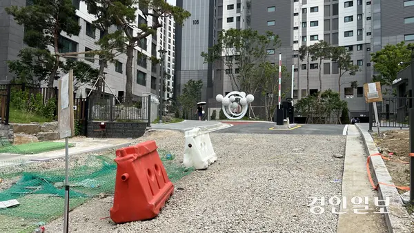 안산 건건동에 있는 ‘반월역두산위브더센트럴’ 아파트의 후문이 차단기만 설치된 채로 통행이 막혀 있다. 2025.6.2 /조수현기자 joeloach@kyeongin.com