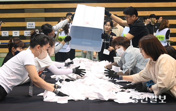 3일 오후 수원시 영통구 아주대학교 실내체육관에 마련된 개표장에서 제21대 대통령선거 개표가 실시되고 있다. 2025.6.3 /최은성기자 ces7198@kyeongin.com