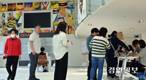 제21대 대통령선거일인 3일  인천시 미추홀구 한 자동차영업소에 마련된 주안5동 제3투표소에서 유권자들이 투표하기 위해 줄을 서고 있다./김용국기자yong@kyeongin.com