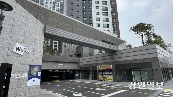 안산 건건동에 있는 ‘반월역두산위브더센트럴’ 아파트의 정문. 2025.6.2 /조수현기자 joeloach@kyeongin.com