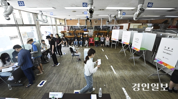 제21대 대통령선거일인 3일 오전 광명 소하2동제4투표소가 마련된 광명시 한 음식점에서 유권자들이 소중한 한 표를 행사하고 있다. 2025.6.3 /이지훈기자 jhlee@kyeongin.com