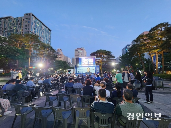 3일 오후 8시 인천시청 애뜰광장 앞에 모인 민주당 인천시당 관계자들과 지지자들이 출구조사 결과를 지켜보고 있다. 2025.6.3 /한달수기자 dal@kyeongin.com
