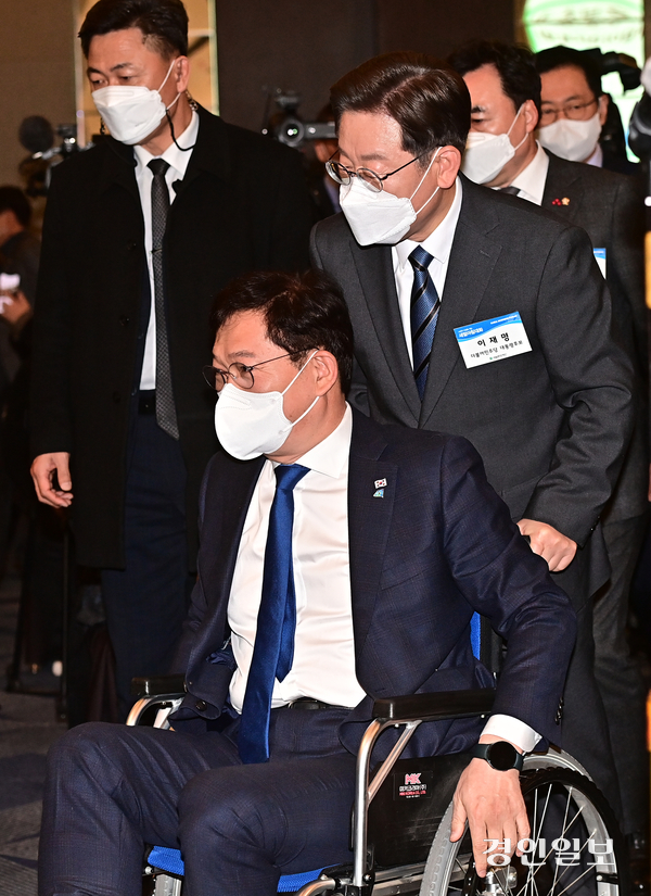 이재명 후보는 2022년 대선에서 낙선한 뒤 송영길 소나무당 대표의 지역구에 출마하면서 정치적 회생의 기회를 얻었다. 사진은 2022년 ‘대선 후보 초청 새얼아침대화’에서 송영길 당시 민주당 당대표가 탄 휠체어를 이재명 후보가 뒤에서 밀며 입장하는 모습이다. 2022.01.11 /경인일보DB