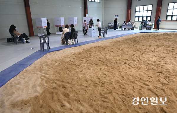 제21대 대통령선거 투표가 실시된 3일 성남시 중원구 성남종합운동장 실내씨름장에 마련된 투표소에서 유권자들이 투표하고 있다. 2025.6.3 /최은성기자 ces7198@kyeongin.com