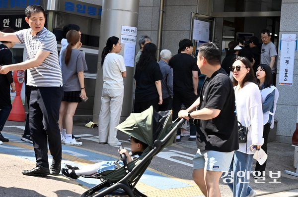 제21대 대통령선거일인 3일  인천시 미추홀구 용현중학교에 마련된 용현5동 제5투표소에서 유권자들이 투표하기 위해 줄을 서고 있다. 2025.6.3 /김용국기자yong@kyeongin.com