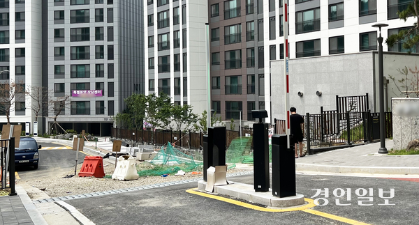 지난 3월 입주를 시작한 안산시 건건동 ‘반월역두산위브더센트럴’ 아파트의 후문이 차단기만 설치된 채로 통행이 막혀 있다. 2025.6.2 /조수현기자 joeloach@kyeongin.com
