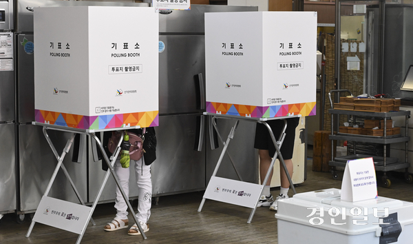 제21대 대통령선거일인 3일 오전 광명 소하2동제4투표소가 마련된 광명시 한 음식점에서 유권자들이 소중한 한표를 행사하고 있다. 2025.6.3 /이지훈기자 jhlee@kyeongin.com