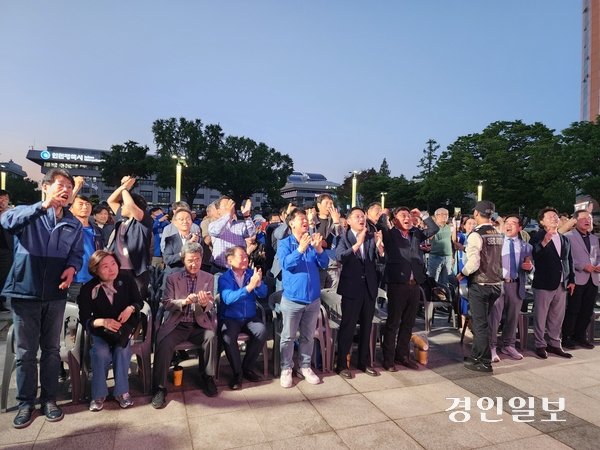 3일 오후 8시 인천시청 애뜰광장에 모인 더불어민주당 인천시당 관계자들과 지지자들이 출구조사 결과가 나오자 일제히 환호하고 있다. 2025.6.3 /한달수기자 dal@kyeongin.com