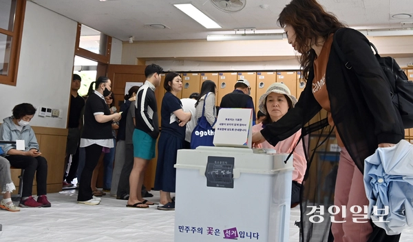 제21대 대통령선거일인 3일  인천시 미추홀구 용현중학교에 마련된 용현5동 제5투표소에서 유권자들이 소중한 한표를 행사 하고 있다. 2025.6.3 /김용국기자yong@kyeongin.com