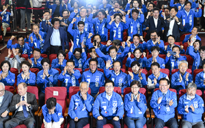 [화보] “환호” 민주당 출구조사 반응
