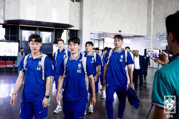 한국 축구대표팀이 3일(한국시간) 이라크 바스라 공항에 도착해 이동하고 있다. 축구대표팀은 6일 이라크를 상대로 2026 북중미 월드컵 아시아 3차 예선 B조 9차전을 치른다. 2025.6.3 /대한축구협회 제공