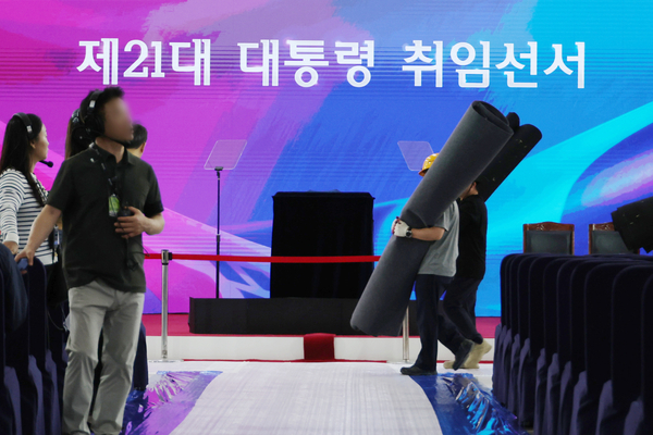 제21대 대통령 취임선서식을 하루 앞둔 3일 서울 여의도 국회 로텐더홀에서 행사장 준비가 한창이다. 2025.6.3 /연합뉴스