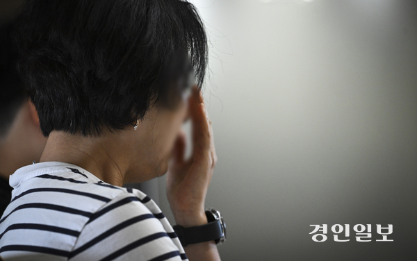 교제하던 남성으로부터 폭행과 협박 등에 시달리다 경찰에 지속적인 보호조치를 요청한 김은진씨는 결국 어떠한 도움도 받지 못한 채 지난 5월 12일 살해됐다. 김씨의 어머니는 인터뷰 도중 “지켜주지 못해서 미안하다”며 눈물을 흘렸다. 2025.5.30 /이지훈기자 jhlee@kyeongin.com