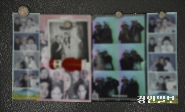 은진씨의 어머니와 동생이 거주하는 집 한편에 가족사진이 붙어있다. 2025.5.30 /이지훈기자 jhlee@kyeongin.com