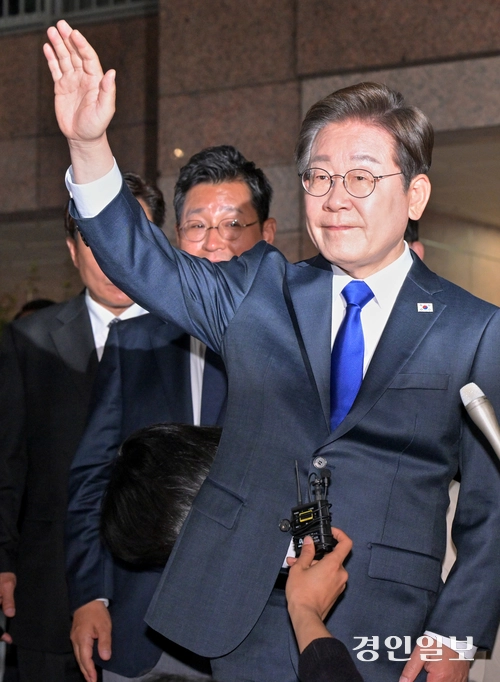 더불어민주당 이재명 대선 후보가 3일 인천시 계양구 자택 앞에서 이웃 주민과 지지자들을 향해 손을 들어보이고 있다.2025.6.3/김용국기자yong@kyeongin.com
