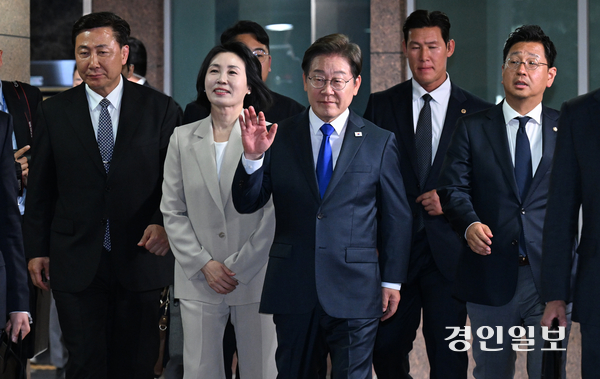 이재명 대통령 당선인이 3일 오후 11시50분께 인천 계양구 자택을 나서며 지지자들에게 인사하고 있다. 2025.6.3 /김용국기자 yong@kyeongin.com