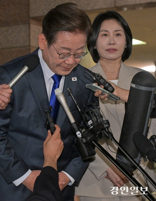 더불어민주당 이재명 대선 후보가 3일 인천시 계양구 자택 앞에서 이웃 주민과 지지자들을 향해 인사를 하고 있다. 2025.6.3/김용국기자yong@kyeongin.com