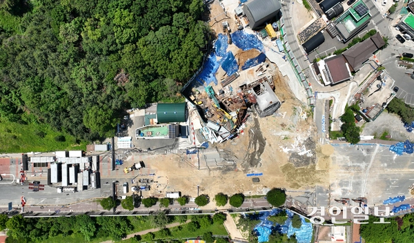 지난 4월 광명시 신안산선 지하터널 공사장에서 붕괴 사고가 발생한 가운데 4일 사고 현장에 차량이 통제되고 있다. 2025.6.4 /최은성기자 ces7198@kyeongin.com