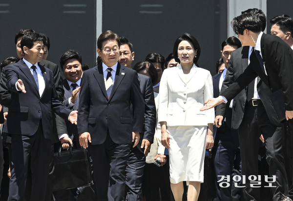 이재명 대통령과 김혜경 여사가 4일 서울 여의도 국회에서 열린 제21대 대통령 취임 선서를 마치고 취재진들을 향해 인사하고 있다. 2025.6.4 /이지훈기자 jhlee@kyeongin.com