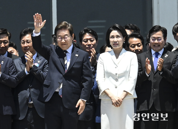 이재명 대통령과 김혜경 여사가 4일 서울 여의도 국회 로텐더홀에서 열린 제21대 대통령 취임선서식을 마치고 잔디광장에 모인 시민들을 향해 인사하고 있다. 2025.6.4 /이지훈기자 jhlee@kyeongin.com