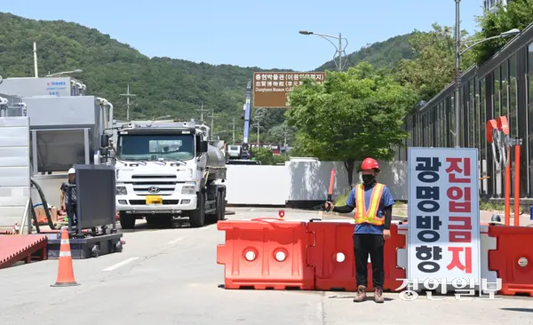 지난 4월 광명시 신안산선 지하터널 공사장에서 붕괴 사고가 발생한 가운데 4일 사고 현장에 차량이 통제되고 있다. 2025.6.4 /최은성기자 ces7198@kyeongin.com