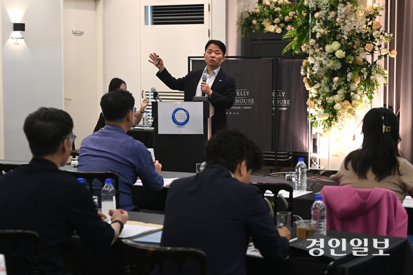4일 오후 수원시 파티움하우스에서 열린 미래사회포럼에서 이경전 경희대학교 교수가 ‘AI 동향과 전망’을 주제로 강연하고 있다. 2025.6.4 /최은성기자 ces7198@kyeongin.com