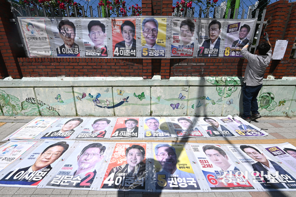 제21대 대통령선거 다음 날인 4일 오후 수원시 영통구 동수원중학교 담장에서 벽보 철거업체 관계자가 선거 벽보를 철거하고 있다. 2025.6.4 /최은성기자 ces7198@kyeongin.com
