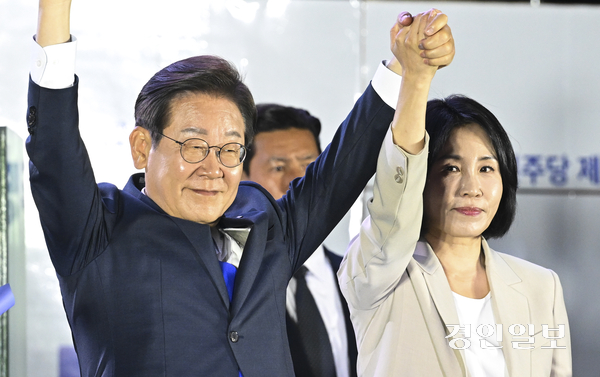 제21대 대통령 당선이 확실시된 더불어민주당 이재명 대선 후보가 4일 새벽 서울 여의도 국회 인근에 마련된 더불어민주당 국민개표방송시청 현장에서 지지자들에게 인사하고 있다. 2025.6.4 /이지훈기자 jhlee@kyeongin.com